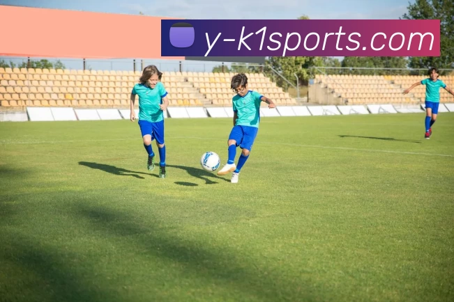 探寻篮球运动员成长轨迹与赛场精彩瞬间全景解析全面呈现职业之路